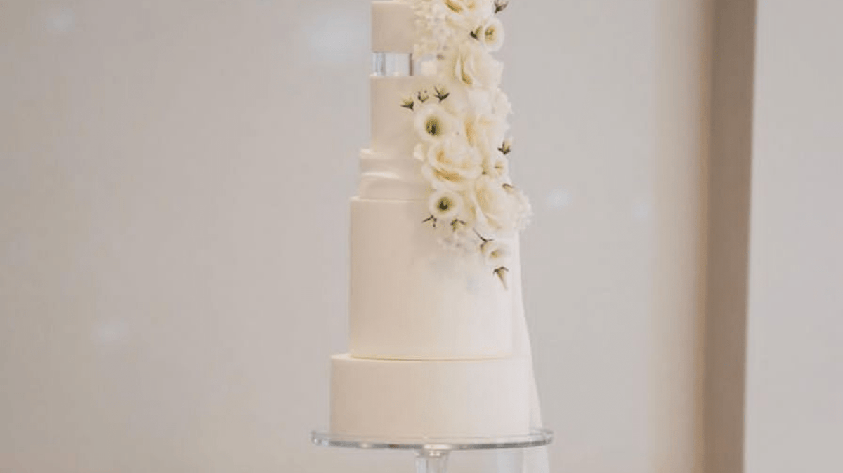 Neutral Wedding Cakes: How Restraint Can Build a Stronger Centrepiece