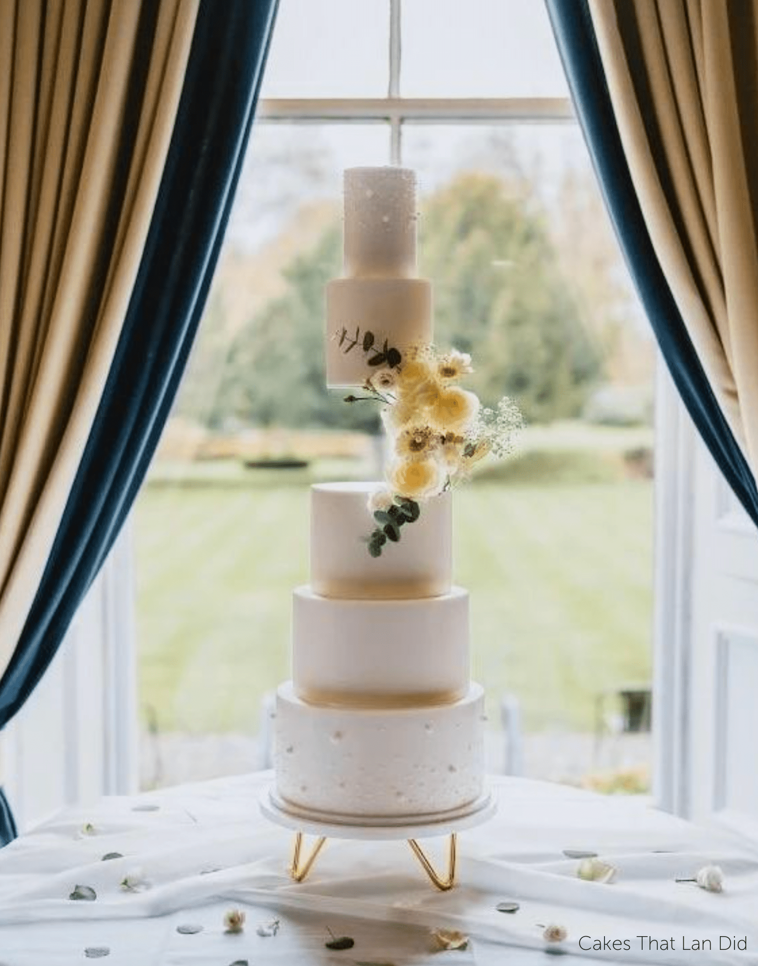 PropBundle - Round Floating Side Bar PropSecure® Cake Separator, Pins & Cake Board - Prop Options