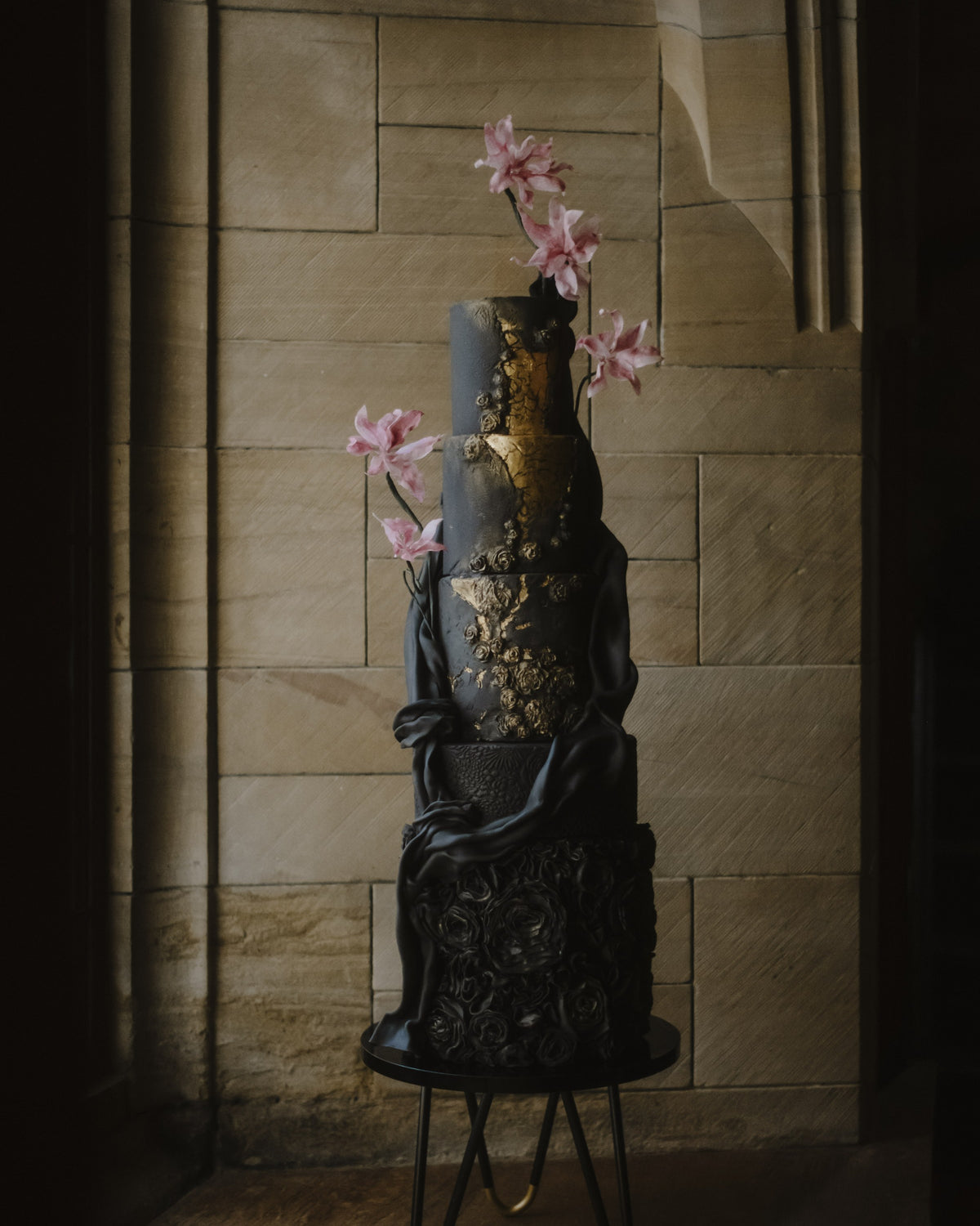 Shop The Look - Black and gold wedding cake by Wilde Cake Studio on a black Pinnacle hairpin cake stand - Prop Options