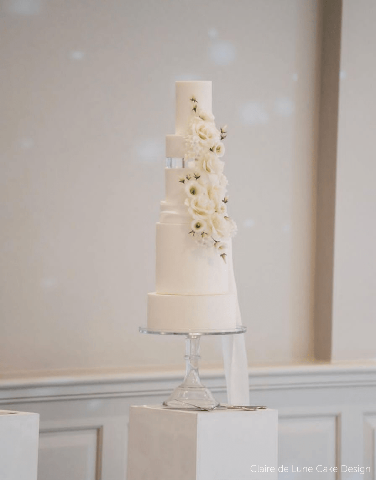 Neutral Wedding Cakes: How Restraint Can Build a Stronger Centrepiece